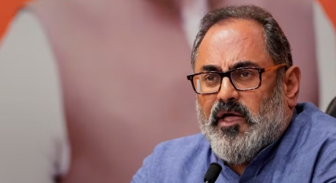 Deepfake Video : ‘डीपफेक’ रडारवर! सोशल मीडियासाठी नव्या गाइडलाइन्स जारी Deepfake Video : 'डीपफेक' रडारवर! सोशल मीडियासाठी नव्या गाइडलाइन्स जारी