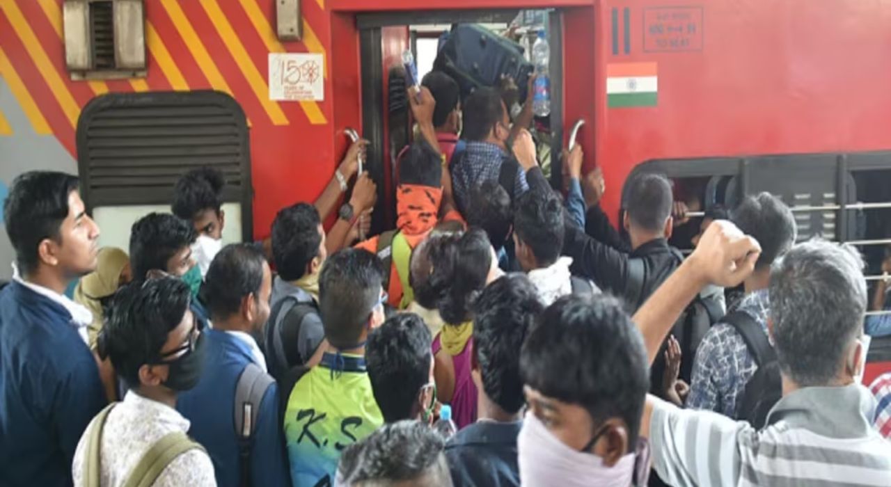 Indian Railway : रेल्वे पकडताना चेंगराचेंगरी, एका प्रवाशाचा मृत्यू; अनेक बेशुद्ध रेल्वे पकडताना चेंगराचेंगरी, एका प्रवाशाचा मृत्यू