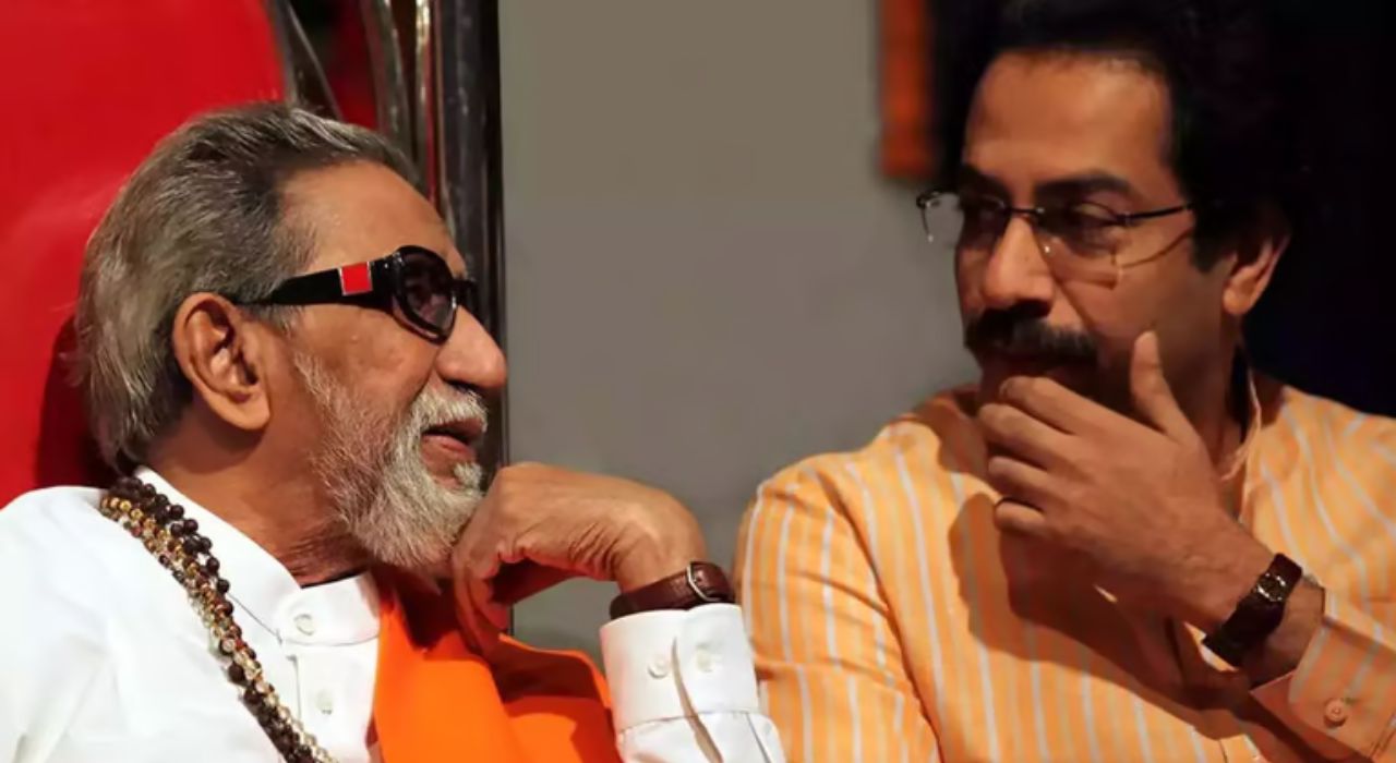 ‘घटनाद्रोह्यांना सुतासारखे करायला तुम्ही हवे होता!’ बाळासाहेबांना मानवंदना देत ठाकरे गटाचा भाजपवर प्रहार 'घटनाद्रोह्यांना सुतासारखे करायला तुम्ही हवे होता!' बाळासाहेबांना मानवंदना देत ठाकरे गटाचा भाजपवर प्रहार