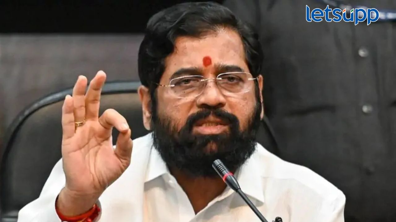 मुख्यमंत्री सचिवालयात बाहेरील सहा उमेदवारांची ओएसडीपदी नेमणूक; आरटीआयमध्ये मोठा खुलासा CM Shinde : पाणबुडी प्रकल्प गुजरातला गेला का? CM शिंदेंनी तीन वेळा टाळलं पण, ठणकावूनच सांगितलं