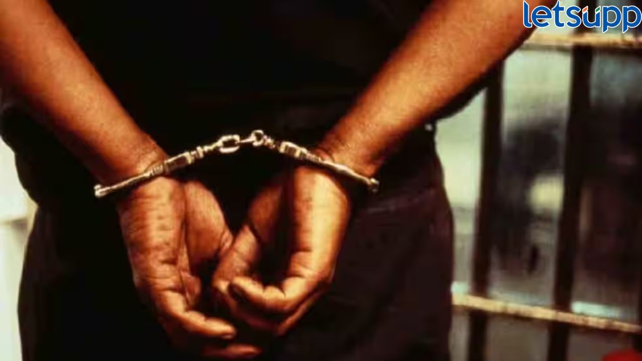 पैशांचा पाऊस पाडण्याचं आमिष दाखवून 18 लाखांनी घातला गंडा, भोंदू बाबासह चौघांवर गुन्हा दाखल 1 पैशांचा पाऊस पाडण्याचं आमिष दाखवून 18 लाखांनी घातला गंडा, भोंदू बाबासह चौघांवर गुन्हा दाखल