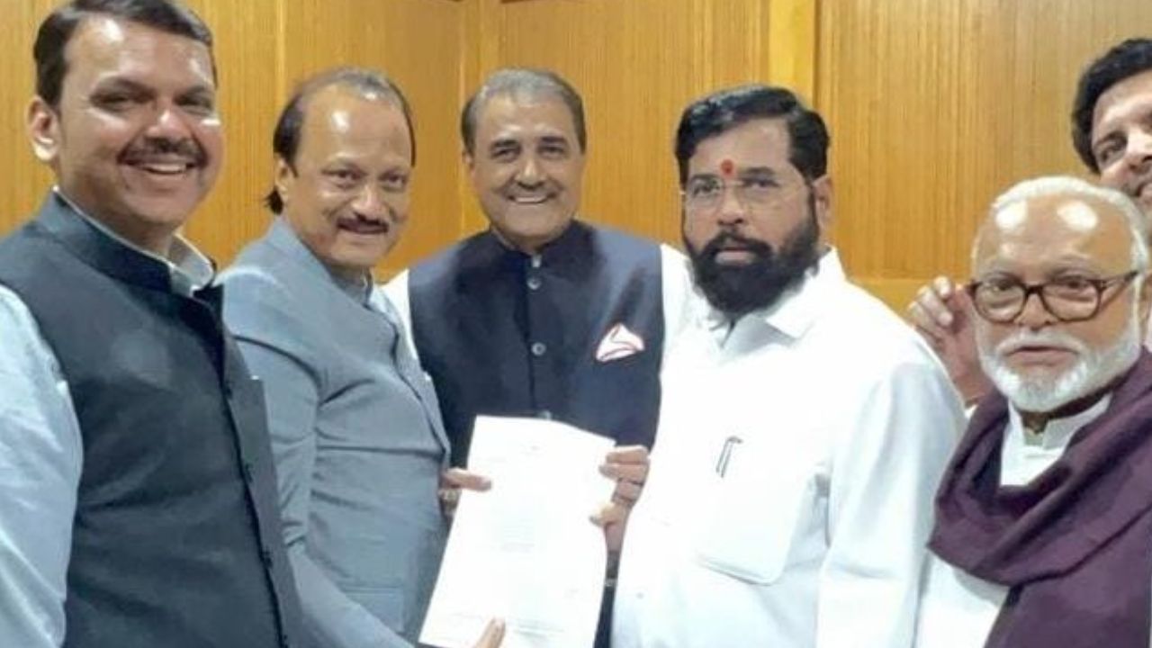 ‘इतका स्नेह संबंध, मग पत्र का लिहावं लागलं?’, फोटो ट्वीट करत मनसेचा फडणवीसांना टोला 'इतका स्नेह संबंध, मग पत्र का लिहावं लागलं?', फोटो ट्वीट करत मनसेचा फडणवीसांना टोला