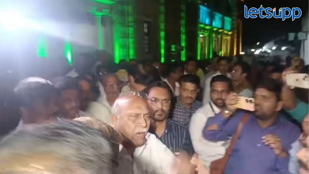 प्रकाश पोहरेंची विधानसभेच्या पत्रकार गॅलरीत घोषणाबाजी, तालिका अध्यक्षांनी दिले कारवाईचे आदेश प्रकाश पोहरेंची विधानसभेच्या पत्रकार गॅलरीत घोषणाबाजी, तालिका अध्यक्षांनी दिले कारवाईचे आदेश