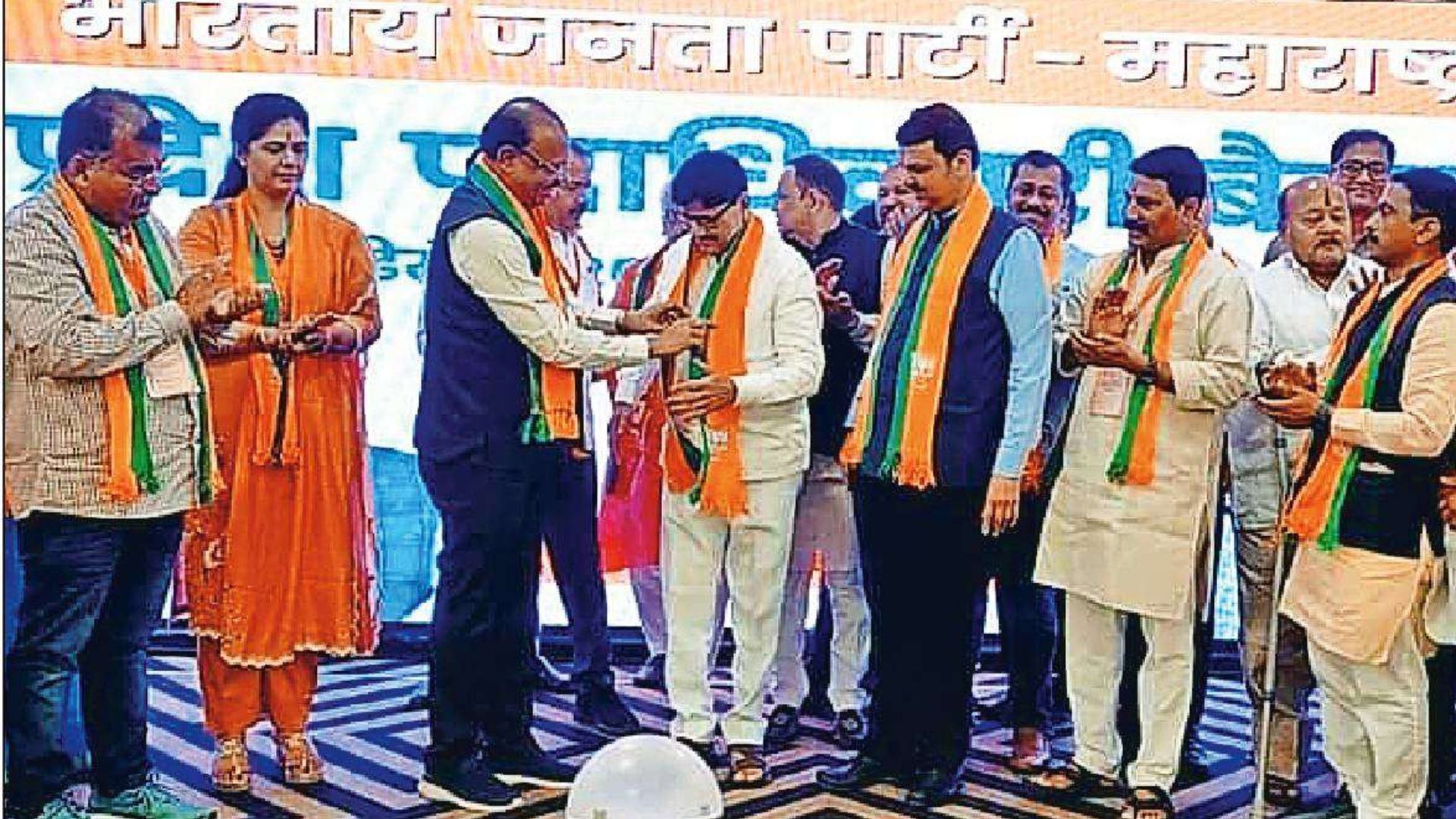 पवारांना धक्का, शिवसेनेला टेन्शन : माजी आमदार सुरेश लाड यांचा भाजपमध्ये प्रवेश Suresh Lad