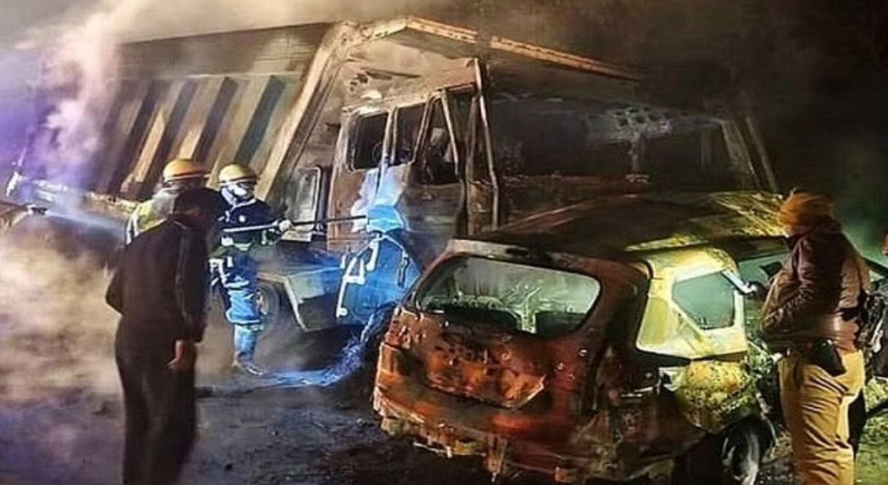 Road Accident : टायर फुटला अन् डंपरला धडकून कार पेटली; 8 प्रवाशांचा जळून मृत्यू Road Accident : टायर फुटलाअन् डंपरला धडकून कार पेटली; 8 प्रवाशांचा जळून मृत्यू