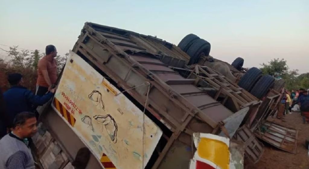 Road Accident : ताम्हिणी घाटात भीषण अपघात! खासगी बस उलटून 2 ठार, 55 जखमी