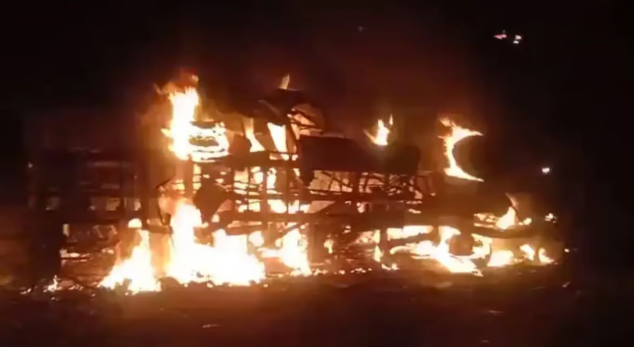 Bus Fire Accident : मध्यप्रदेशात अपघातानंतर बस पेटली; 12 जणांचा होरपळून मृत्यू, 14 जखमी Bus Fire Accident : मध्यप्रदेशात अपघातानंतर बस पेटली; 12 जणांचा होरपळून मृत्यू, 14 जखमी