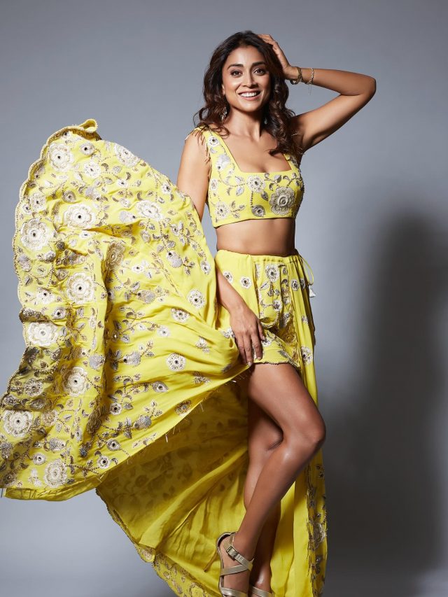 Shriya Saran : पिवळा ड्रेस, मोकळे केस....  श्रिया सरनच्या कातिल अदा