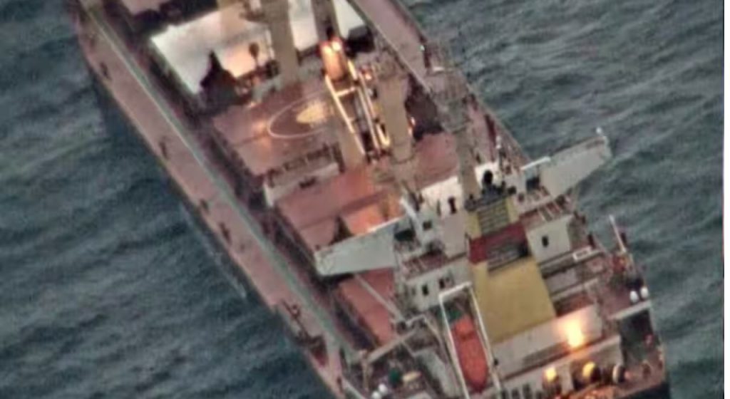 मालवाहू जहाजाच्या अपहरणाचा डाव उधळला; भारतीय नौदलाची जिगरबाज कामगिरी