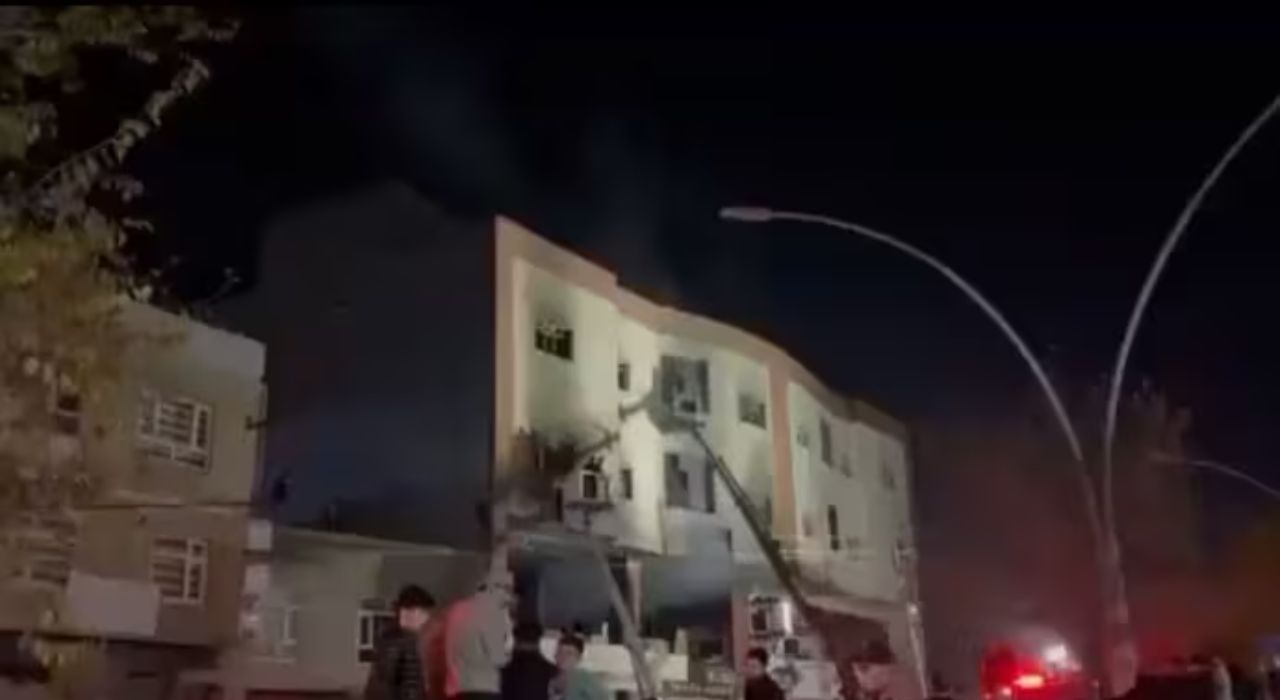 Iraq University Fire : इराकमध्ये वसतिगृहाला भीषण आग; 14 जणांचा होरपळून मृत्यू Iraq University Fire : इराकमध्ये वसतिगृहाला भीषण आग; 14 जणांचा होरपळून मृत्यू