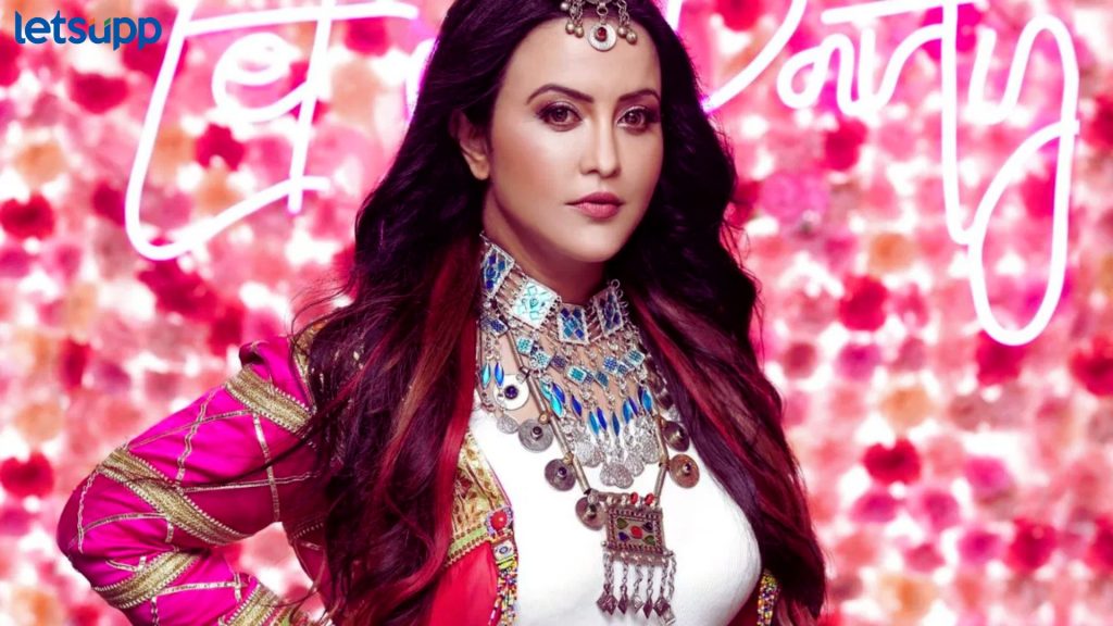 नुसत्या टाळ्या आणि शिट्ट्या! 'तुम्हें आयने की जरुरत नहीं', अमृता फडणवीसांचं नवीन गाणं चर्चेत