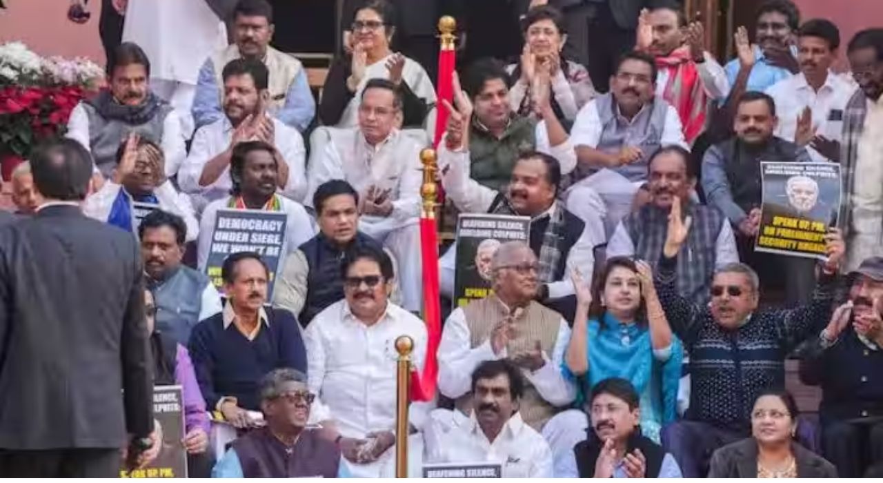 MP Suspension : मोदी सरकारच्या काळात निलंबनाचा ‘सुकाळ’; 10 वर्षांत 255 खासदार निलंबित MP Suspension : मोदी सरकारच्या काळात निलंबनाचा 'सुकाळ'; 10 वर्षांत 255 खासदार निलंबित