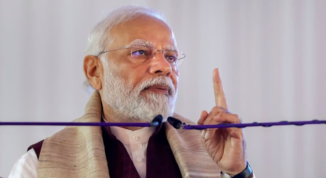 Parliament Security Breach : ‘संसदेतील प्रकार गंभीर, सखोल तपास गरजेचा’; PM मोदींची पहिली प्रतिक्रिया Parliament Security Breach : 'संसद घुसखोरी गंभीर, सखोल तपास गरजेचा'; PM मोदींची पहिली प्रतिक्रिया