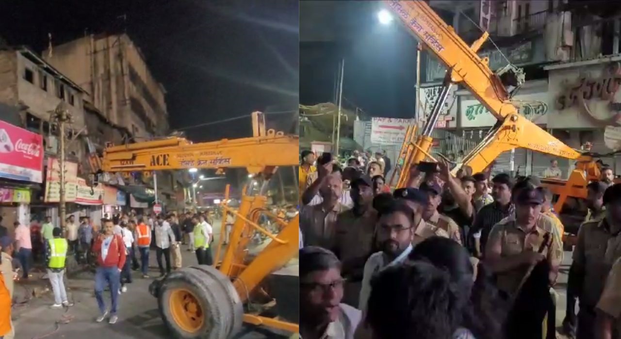 Pune News : पुण्यातील भिडेवाडा अखेर महापालिकेच्या ताब्यात; पोलीस बंदोबस्तात कारवाई Pune News : पुण्यातील भिडेवाडा इतिहासजमा! कडेकोट पोलीस बंदोबस्तात कारवाई