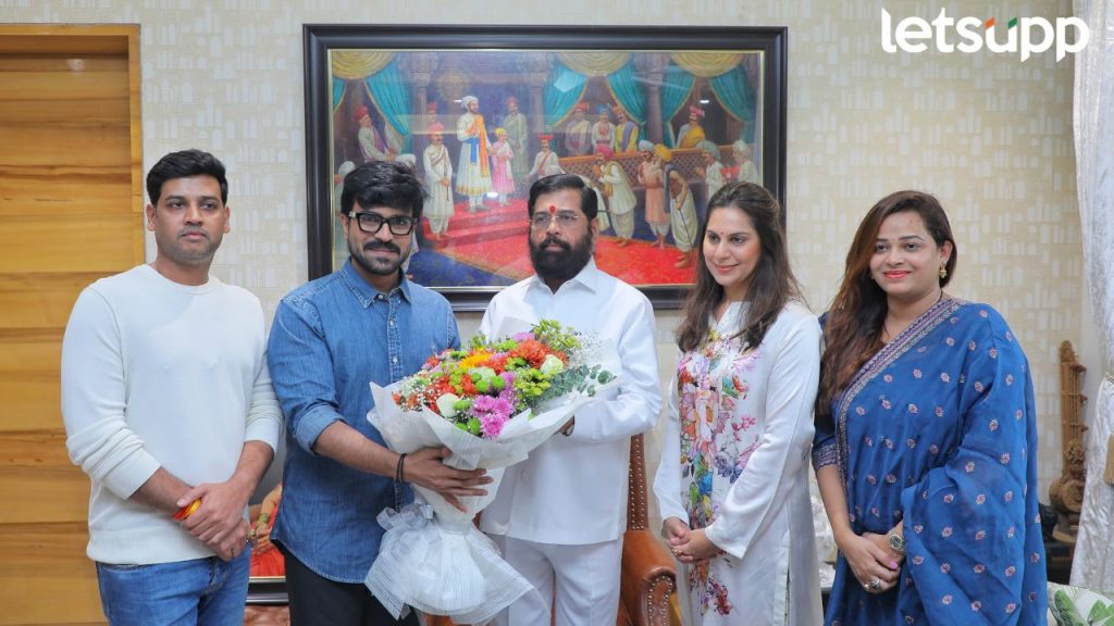 रामचरणने पत्नीसह घेतली मुख्यमंत्री शिंदेच्या कुटुंबाची भेट! पाहा फोटो...