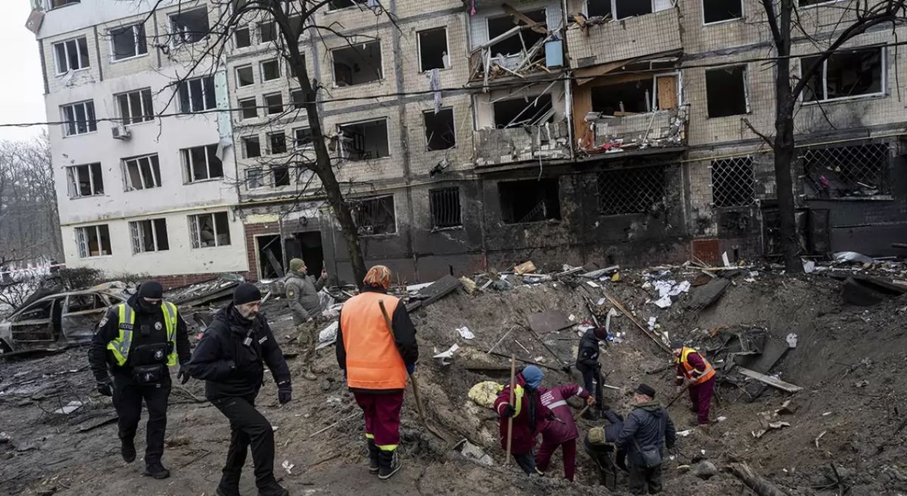 Russia Ukraine War : युक्रेनचा रशियावर पलटवार! तुफान बॉम्बफेकीत 20 जणांचा मृत्यू Russia Ukraine War : युक्रेनचा रशियावर पलटवार! तुफान बॉम्बफेकीत 20 जणांचा मृत्यू