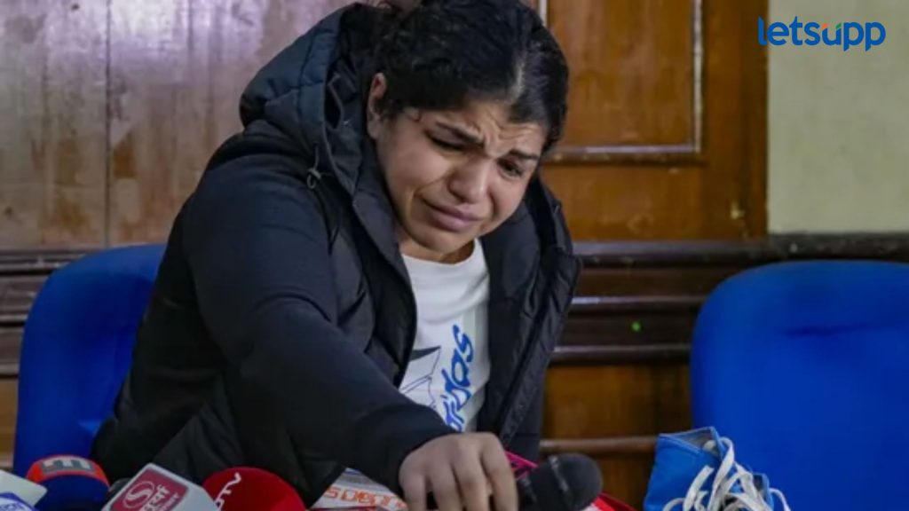आम्ही जिंकू शकलो नाही! धायमोकलून रडत देशाला पदक देणाऱ्या साक्षीचा कुस्तीला अलविदा