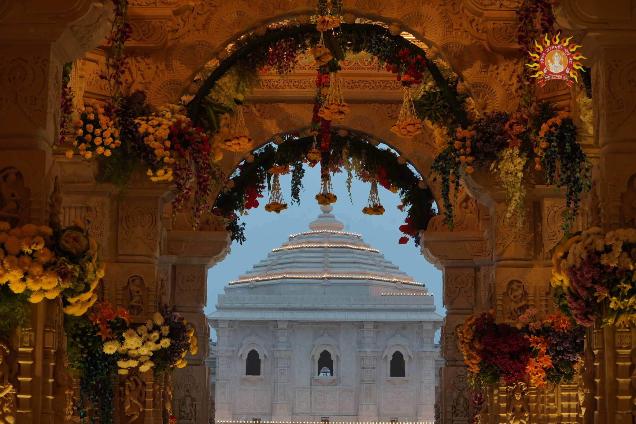 Ram Mandir Photo : प्राणप्रतिष्ठा सोहळ्यासाठी अयोध्या नगरी सजली, पाहा भव्य मंदिराचे आतील फोटो