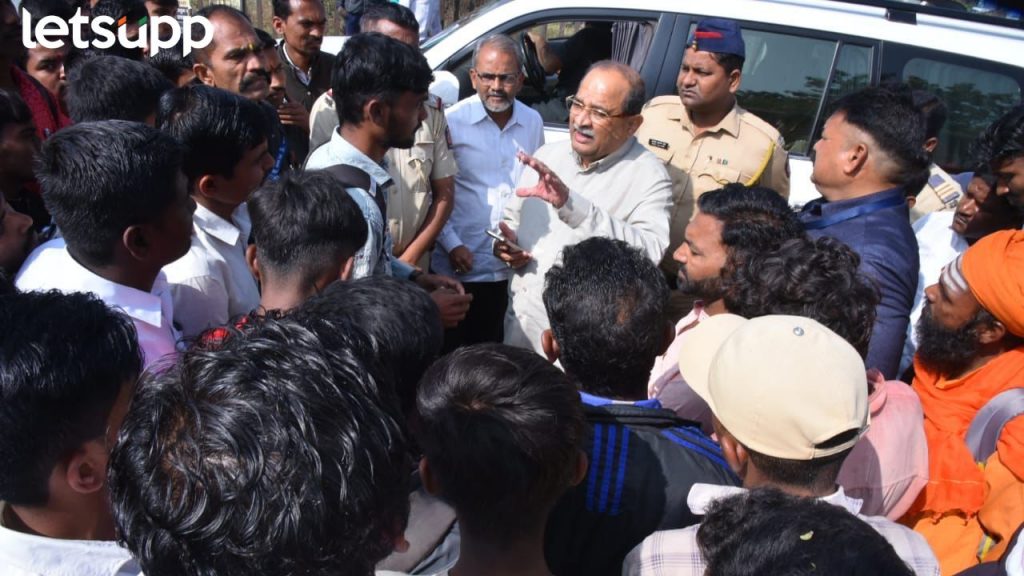 Ahmedngar News : रास्तारोको करताच मंत्र्यांचा ताफा थांबला अन् अवघ्या काही तासांत विद्यार्थ्यांचा प्रश्न मार्गी लागला