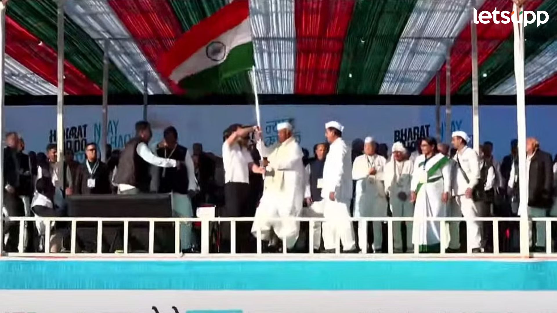 खर्गेंनी ‘तिरंगा’ सोपविला… राहुल गांधींच्या भारत न्याय यात्रेची मणिपूरमधून सुरुवात Bharat Nyay Yatra