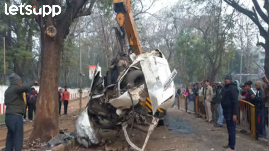 नव वर्षाच्या पहिल्याच दिवशी भीषण अपघात, कार अनियंत्रित होऊन डिव्हायडरला आदळली, सहा जणांचा मृत्यू