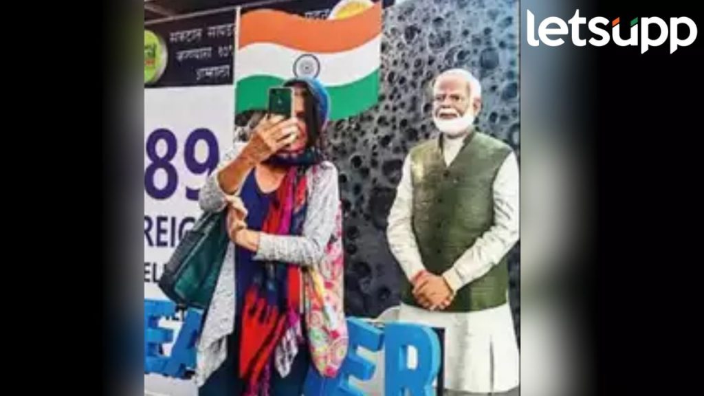 पीएम मोदींच्या सेल्फी बूथसाठी झालेल्या खर्चाची माहिती दिल्यानं रेल्वे अधिकाऱ्याची बदली, कॉंग्रेसचा आरोप
