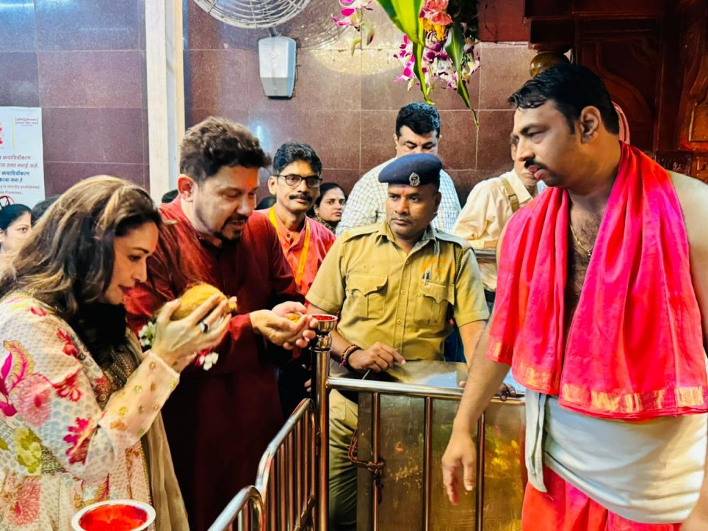 'पंचक' रिलीज होण्यापूर्वी माधुरी दीक्षित पतीसोबत सिद्धिविनायकाच्या चरणी; पाहा फोटो