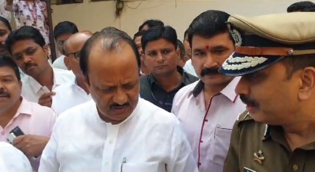 पत्रकारांची तक्रार, अजितदादांनी थेट आयुक्तानांच फटकारलं; काय होतं पोलिसांचं फर्मान? पत्रकारांची तक्रार, अजितदादांनी थेट आयुक्तानांच फटकारलं; काय होतं पोलिसांचं फर्मान?