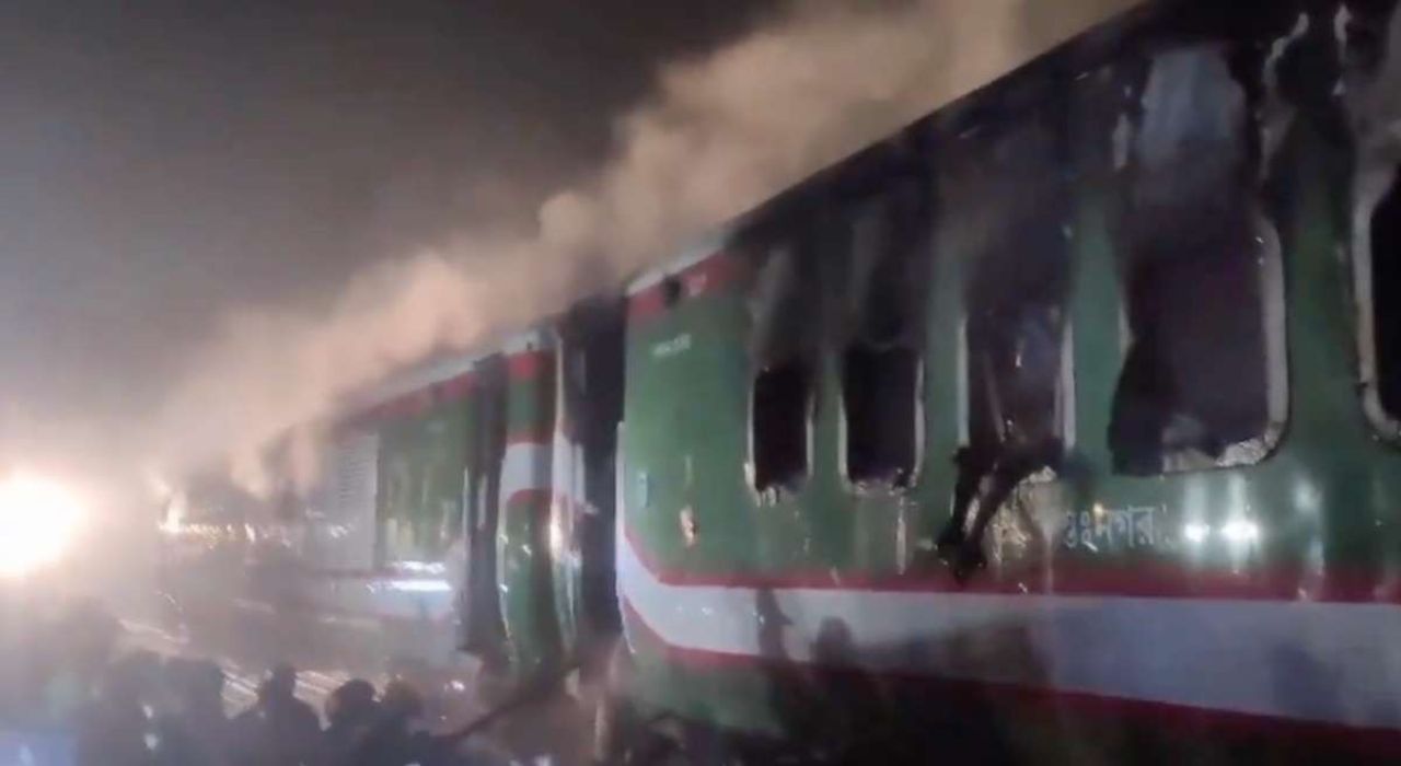 Bangladesh Train : मतदानाआधीच हिंसा! बांग्लादेशात रेल्वेला लागलेल्या आगीत 5 जणांचा मृत्यू