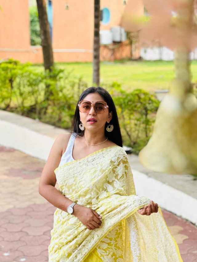 Mrunmayi Deshpande : अभिनेत्री मृण्मयी देशपांडेचा पिवळ्या रंगाच्या साडीतील ग्लॅमरस अंदाज