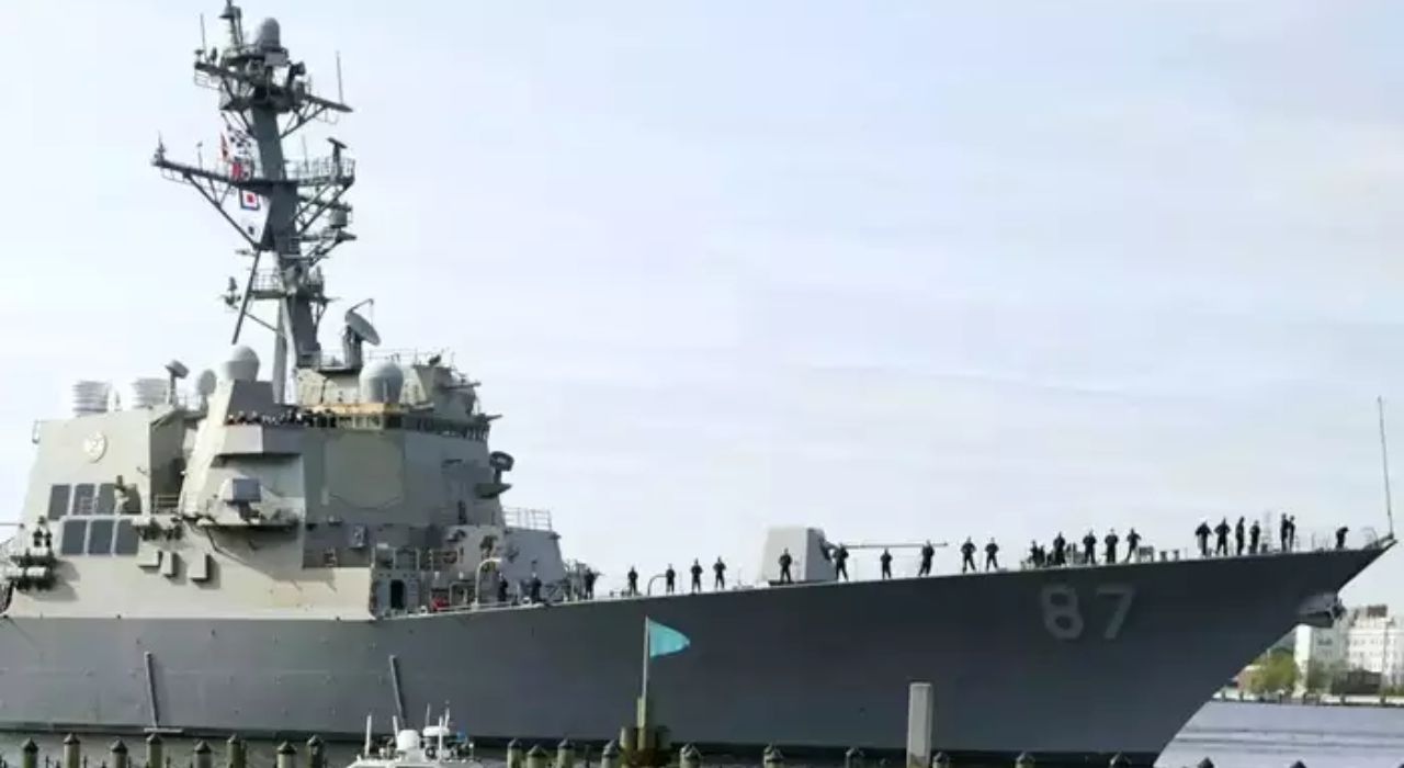 Houthi Attacks : हुती बंडखोरांची घटका भरली; अमेरिकेचा अखेरचा इशारा, सैन्यही अलर्ट Houthi Attacks : हुती बंडखोरांची घटका भरली; अमेरिकेचा अखेरचा इशारा, सैन्यही अलर्ट