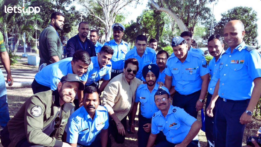 Fighter: हृतिक रोशन अन् अनिल कपूर यांनी हवाई दलाच्या अधिकाऱ्यांना सादर केली #थँक्यूफायटर पत्रे!
