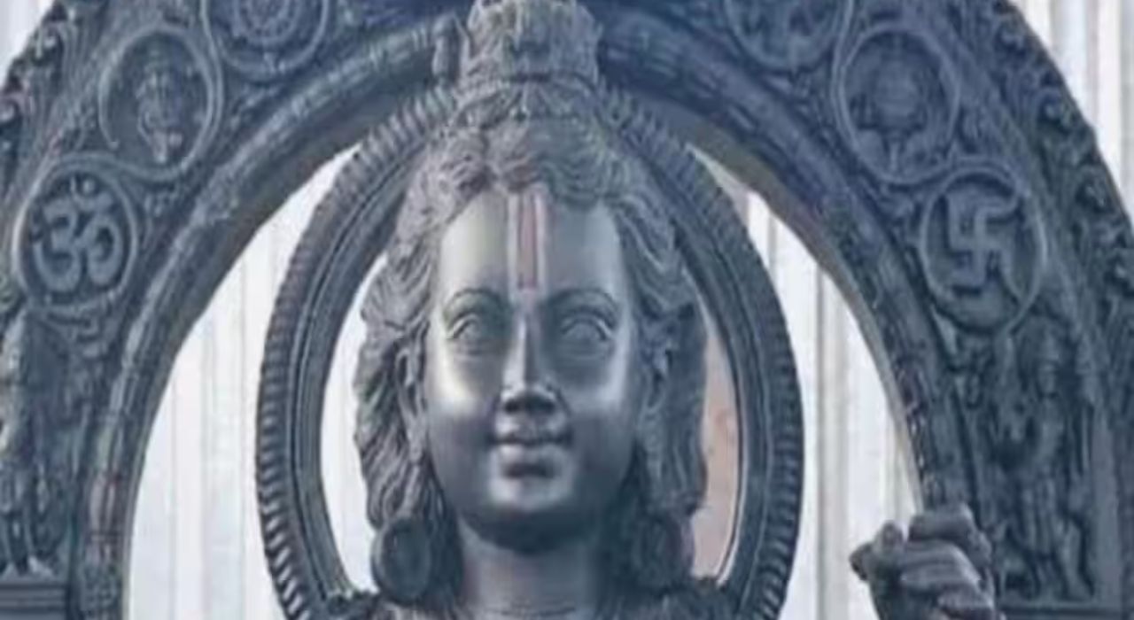 Ram Mandir : प्राणप्रतिष्ठेआधी मोठी चूक; फोटो लीक करणाऱ्याचा शोध सुरू, नेमकं काय घडलं? Ram Mandir : प्राणप्रतिष्ठेआधी मोठी चूक; फोटो लीक करणाऱ्याचा शोध सुरू, नेमकं काय घडलं?