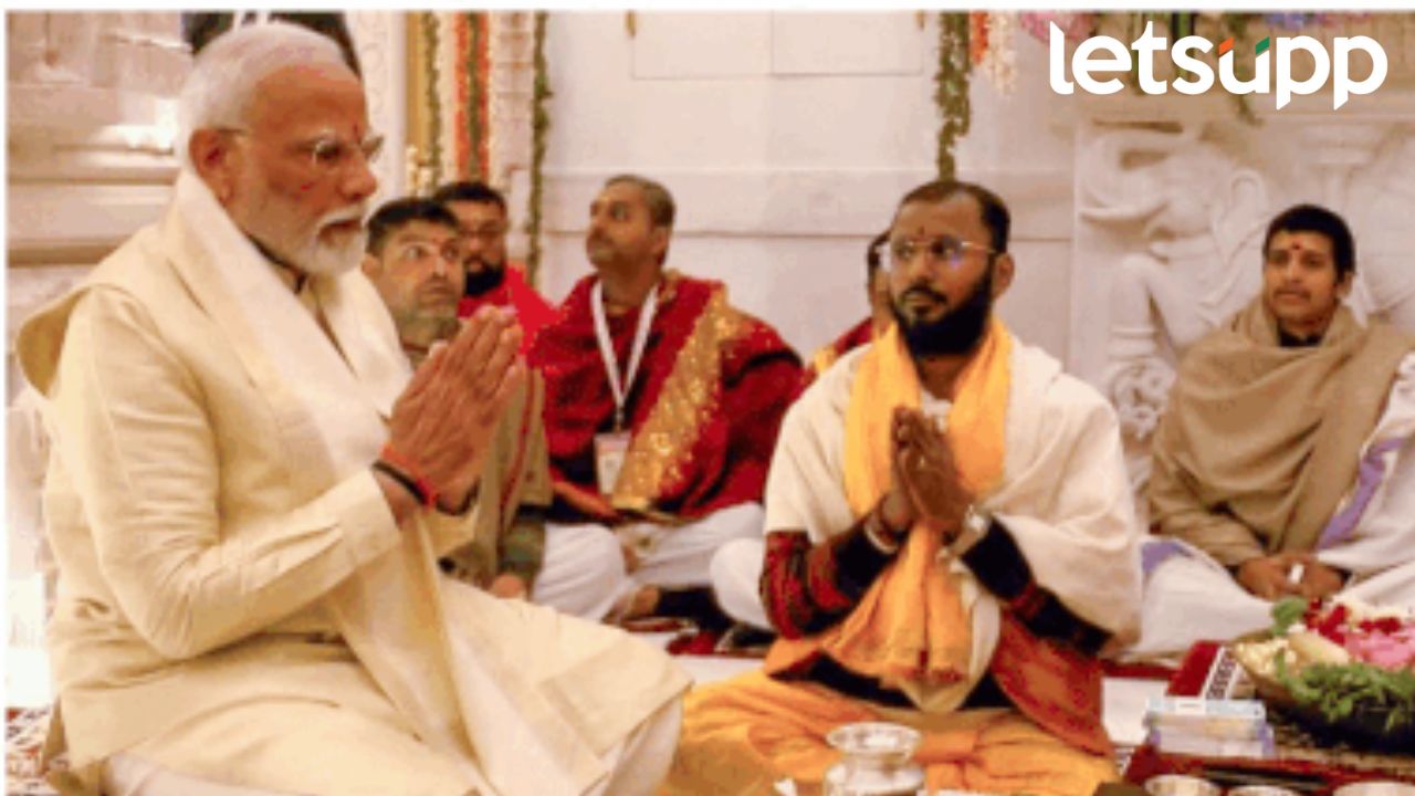 Ram Mandir : प्राणप्रतिष्ठेवेळी राम गीतांनी दुमदुमला गाभारा, भक्तीमय वातावरणात विराजमान झाले प्रभू श्रीराम Ram Mandir : प्राणप्रतिष्ठेवेळी राम गीतांनी दुमदुमला गाभारा, भक्तीमय वातावरणात विराजमान झाले श्रीराम