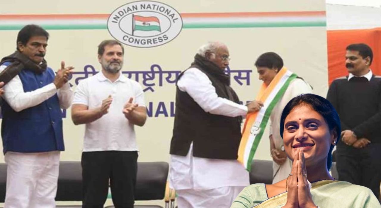 YS Sharmila : CM जगनमोहन यांना धक्का! बहिण शर्मिलांची काँग्रेसमध्ये एन्ट्री; पक्षही केला विलीन YS Sharmila : CM जगनमोहन यांना धक्का! बहिण शर्मिलांची काँग्रेसमध्ये एन्ट्री; पक्षही केला विलीन