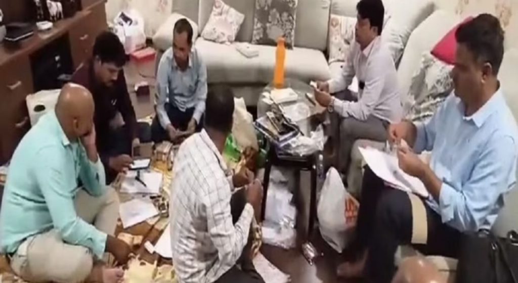 तब्बल 2 किलो सोनं, 40 लाख कॅश; तेलंगणात सरकारी अधिकाऱ्याच्या घरात 100 कोटींचं घबाड!