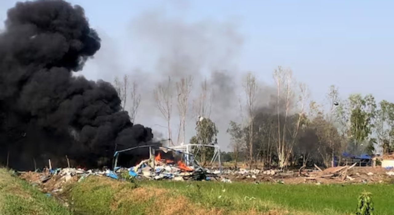 फटाक्यांच्या कारखान्यात भीषण स्फोट; 23 जणांचा होरपळून मृत्यू