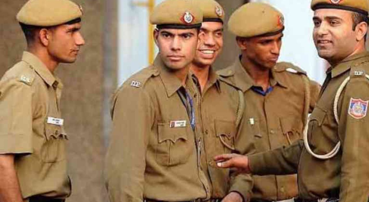 अबब! 60 हजार पदांसाठी तब्बल 50 लाख अर्ज; ‘युपी’ पोलीस भरतीत अर्जांचा पाऊस अबब! 60 हजार पदांसाठी तब्बल 50 लाख अर्ज; 'युपी' पोलीस भरतीत अर्जांचा पाऊस