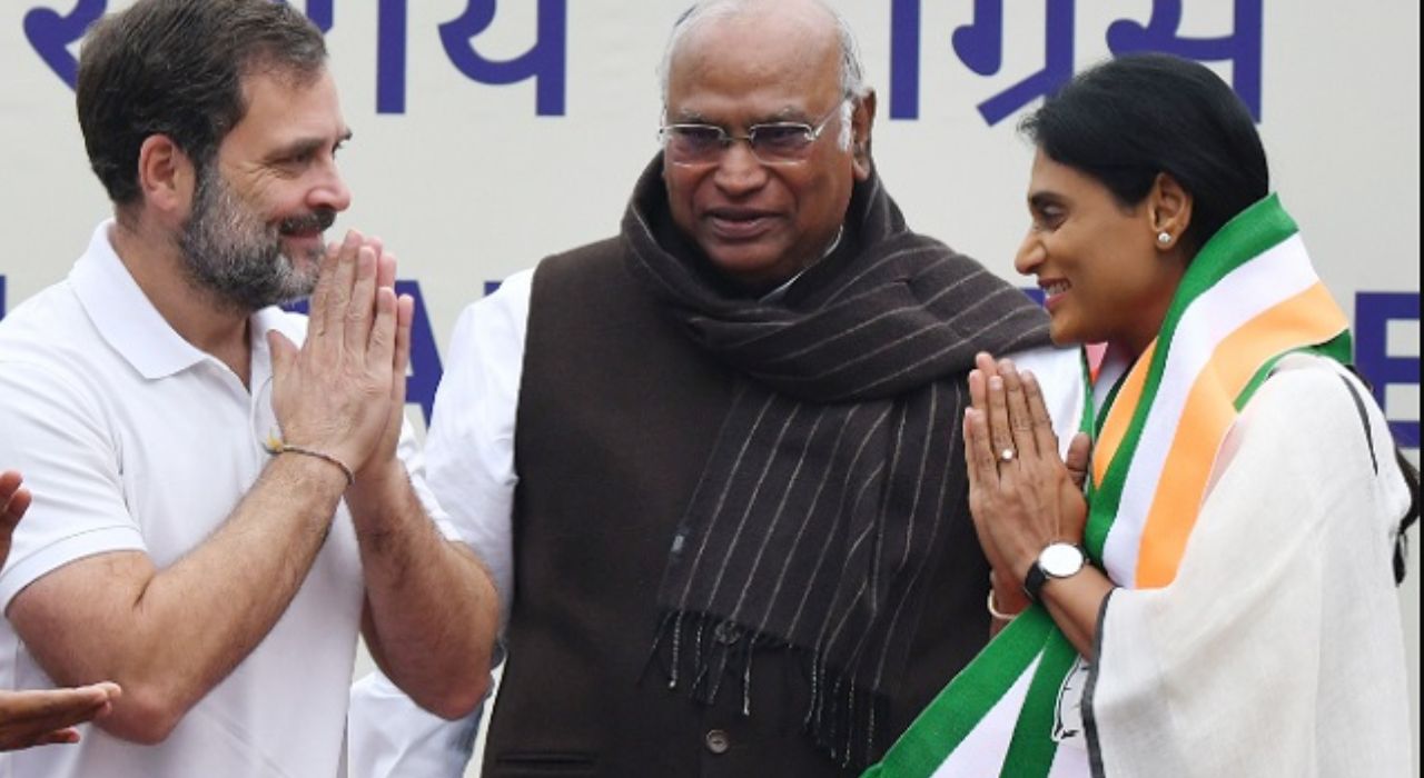 YS Sharmila : काँग्रेसशी वैर पत्करत भावाला CM केलं होतं; वायएस शर्मिला पडद्यामागच्या ‘किंगमेकर’