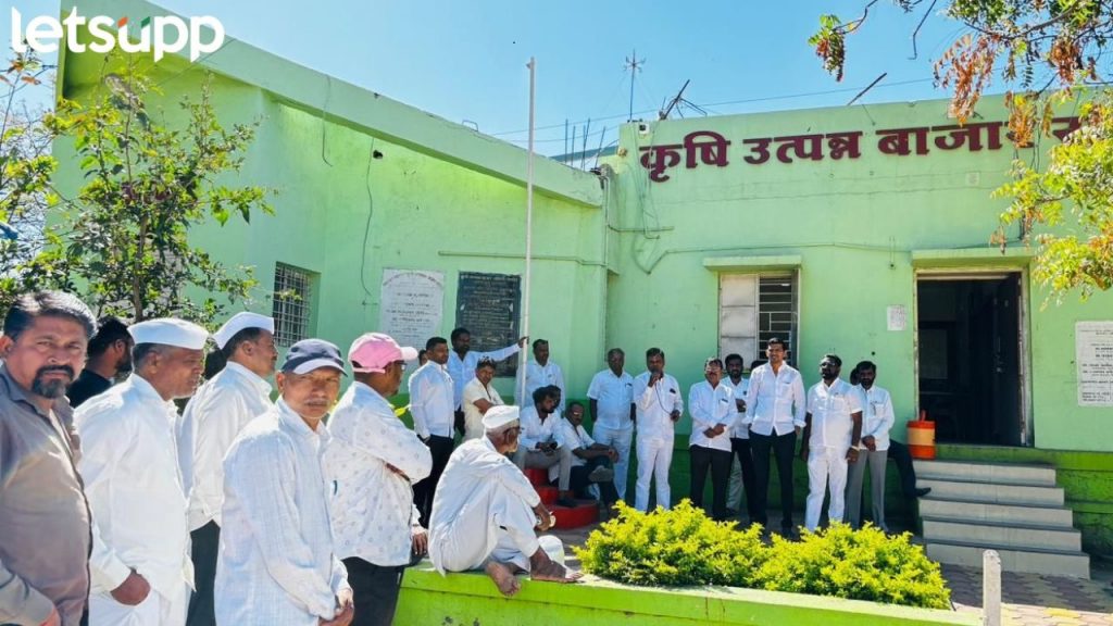 कांदा निर्यातबंदी कायम! शेतकरी आक्रमक, बाजार समितीच्या आवारात निषेध आंदोलन !