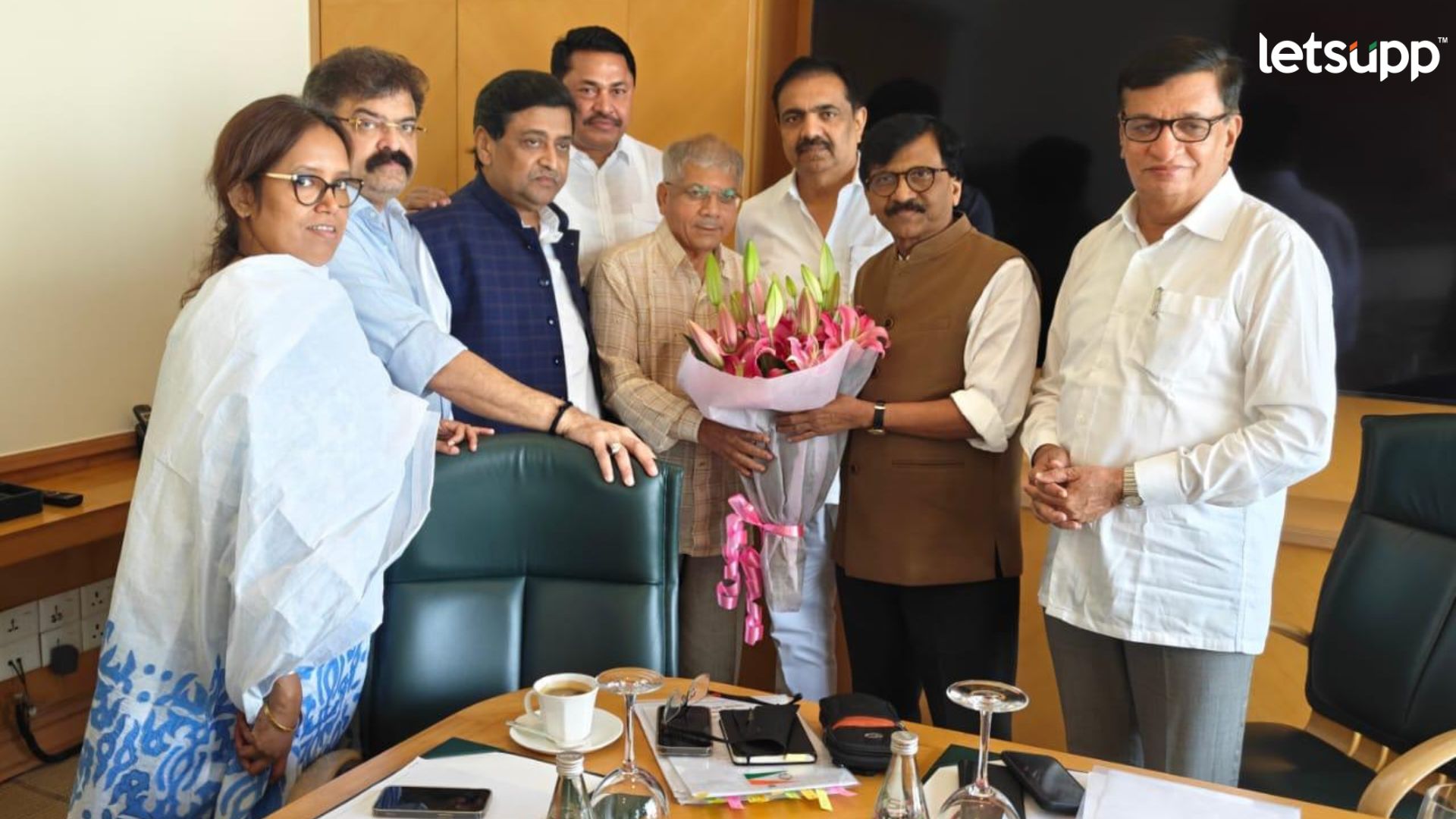 अखेर पटोलेंनी आंबेडकरांना सगळ्यांसमोरच बसविले अन् हाताला धरुन महाविकास आघाडीत आणले! Prakash Ambedkar