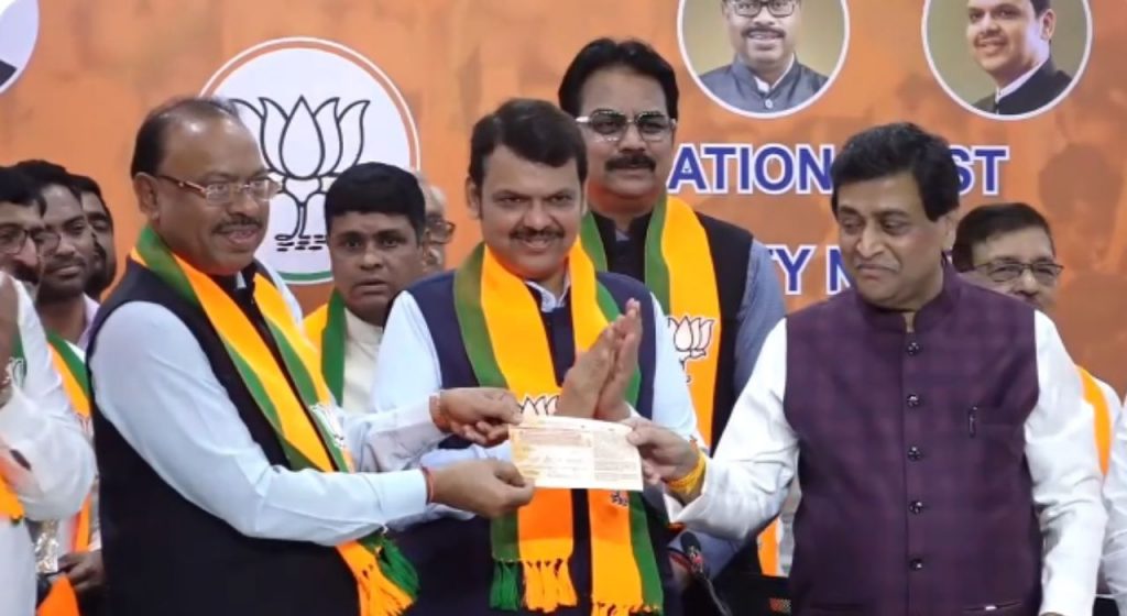 "अशोकराव बिनशर्त भाजपात, काँग्रेसने आतातरी आत्मचिंतन करावं"; फडणवीसांचा काँग्रेसला खोचक टोला