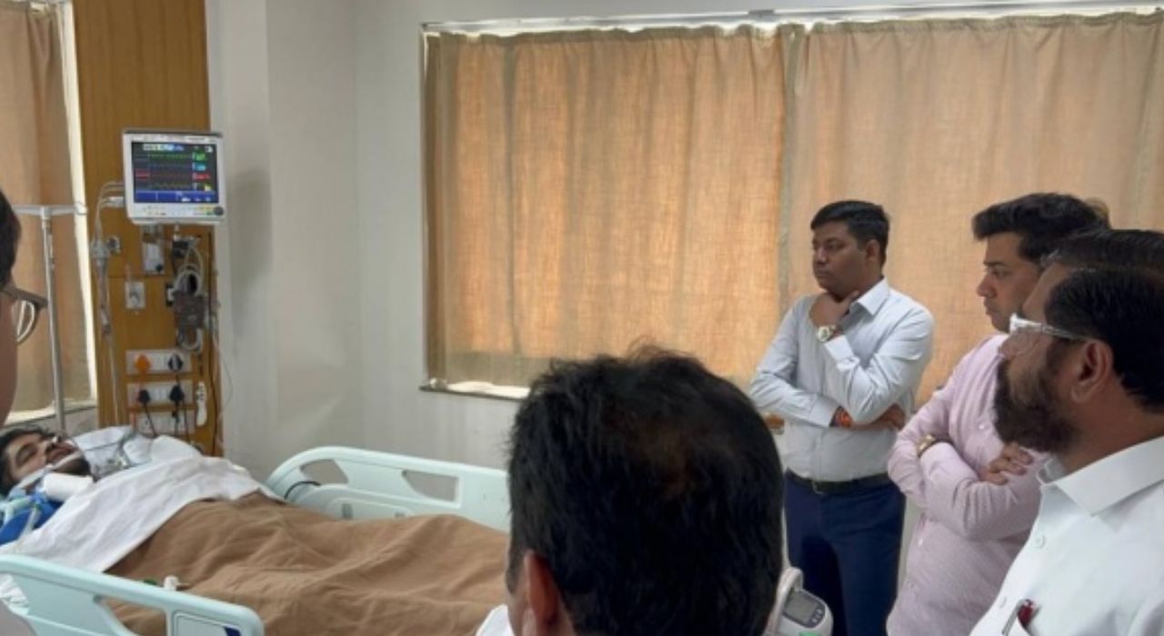 Eknath Shinde : जखमींना भेटण्यासाठी CM शिंदे रुग्णालयात; म्हणाले, झालेली घटना.. Eknath Shinde : जखमींना भेटण्यासाठी CM शिंदे रुग्णालयात; म्हणाले, झालेली घटना..