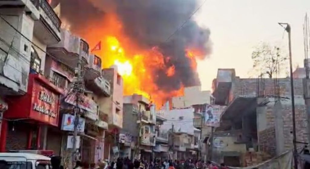 दिल्लीतील पेंट फॅक्टरीला भीषण आग; 11 कामगारांचा होरपळून मृत्यू, 4 जखमी