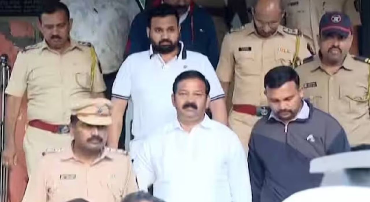 मोठी बातमी! ‘गोळीबार’ प्रकरणी भाजप आमदार गणपत गायकवाड यांना अटक; रिव्हॉल्वर जप्त मोठी बातमी! 'गोळीबार' प्रकरणी भाजप आमदार गणपत गायकवाड यांना अटक; रिव्हॉल्वर जप्त
