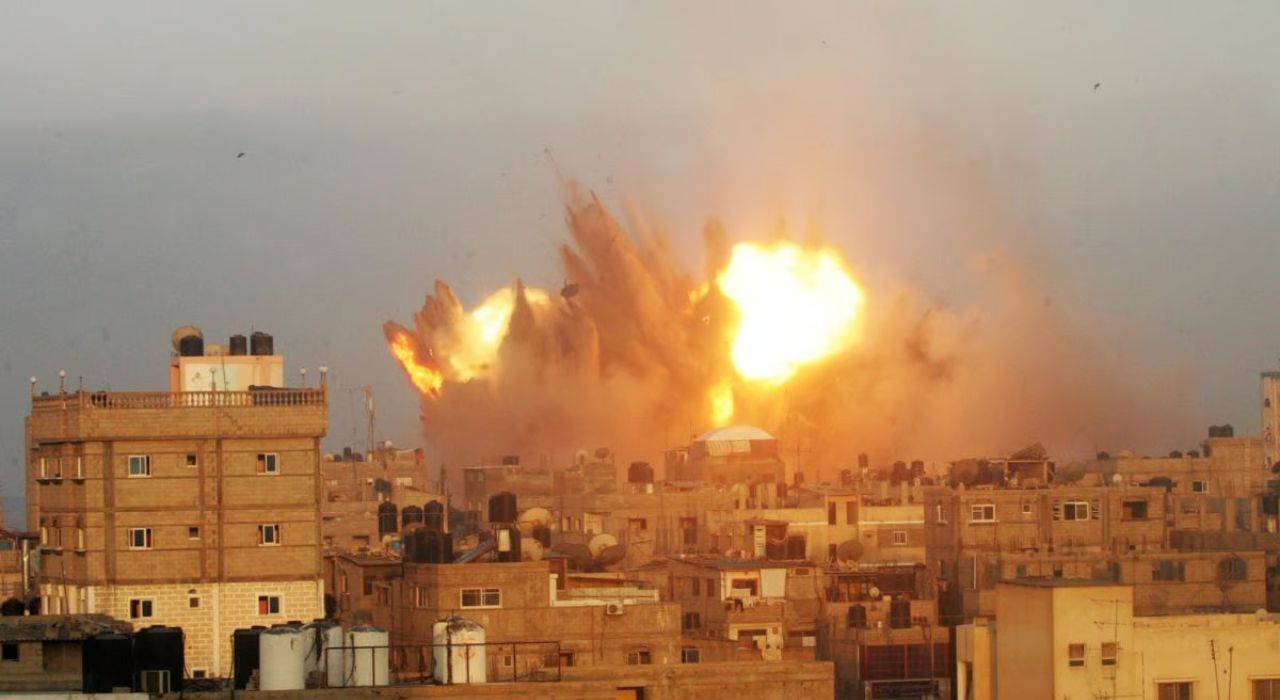 Israel Hamas War : गाझात इस्त्रायलचे हवाई हल्ले; 100 हून अधिक लोकांचा मृत्यू