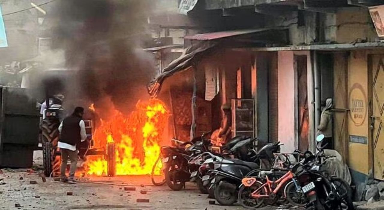 Haldwani Violence : हल्द्वानी हिंसाचारात 6 जणांचा मृत्यू; इंटरनेट ठप्प, शाळा-दुकानेही बंद Haldwani Violence : हल्द्वानी हिंसाचारात 6 जणांचा मृत्यू; इंटरनेट ठप्प, शाळा-दुकानेही बंद