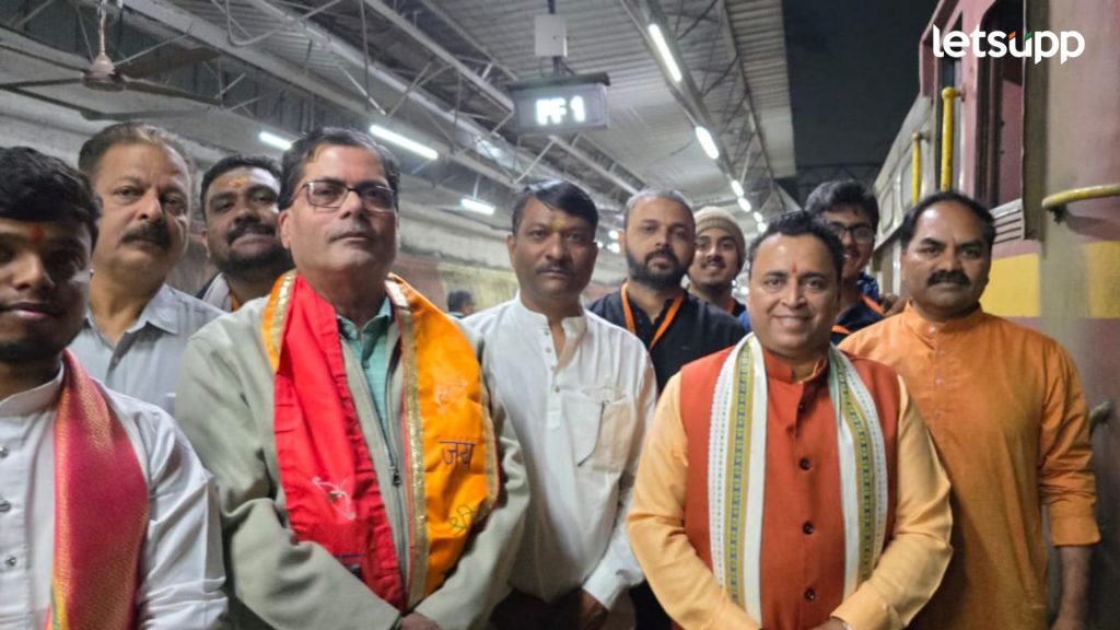 'जय श्रीराम' च्या जयघोषाने दुमदुमलं पुणे स्टेशन; देवधरांच्या उपस्थितीत रामसेवक अयोध्येला रवाना