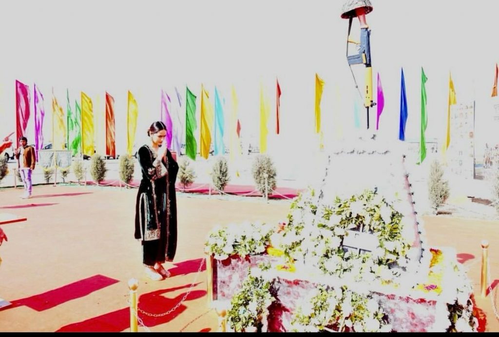 Operation Valentine : ऑपरेशन व्हॅलेंटाइनची टीन पुलवामात; शहीदांना वाहिली श्रद्धांजली