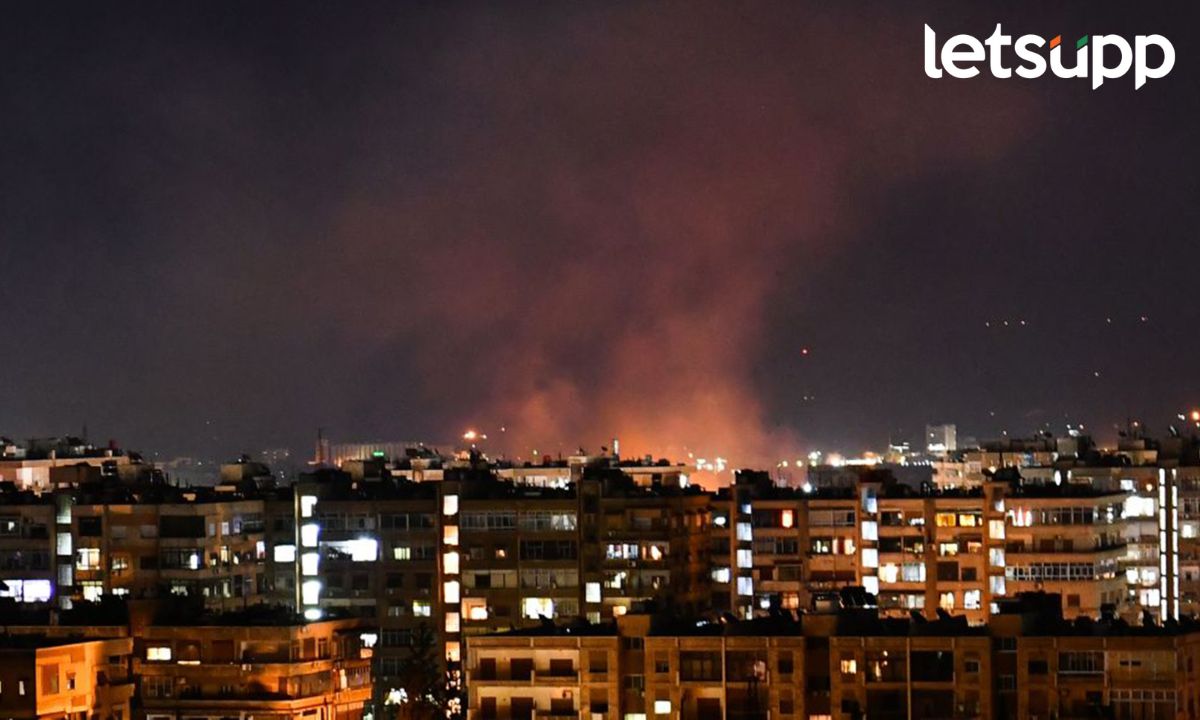Israel Airstrike in Syria : इस्त्राईलचा सिरीयात हवाईहल्ला; 36 जवान मारले, भयावह व्हिडीओ समोर Israel Airstrike in Syria : इस्त्राईलचा सिरीयात हवाईहल्ला; 36 जवानांच्या मारल्याचा भयावह व्हिडीओ समोर